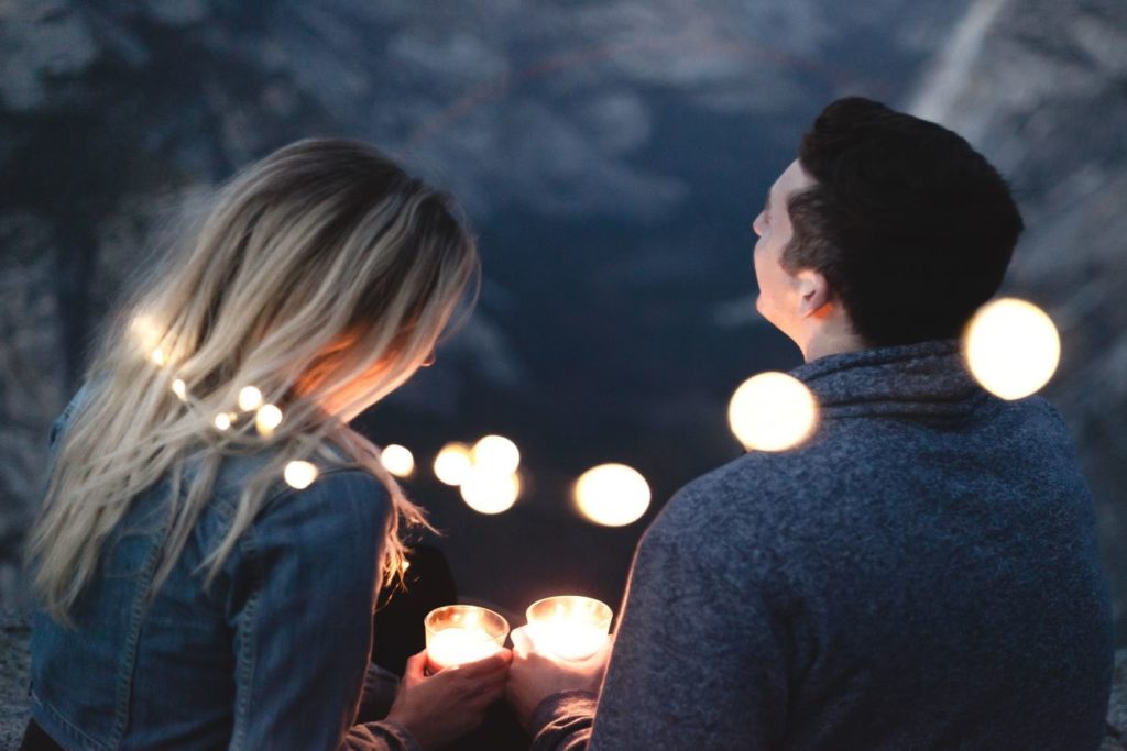 how to hold a conversation over text with a girl