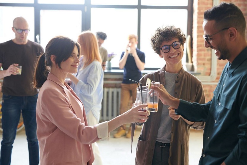 Man Approaching Woman - How To Approach Women As An Introvert